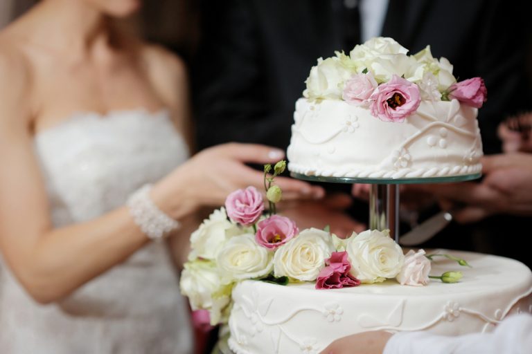 couple cutting the wedding cake